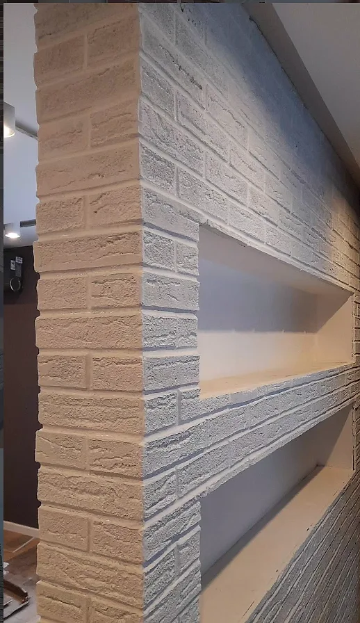 Beli TV zid sa nišama obložen belom dekorativnom ciglom