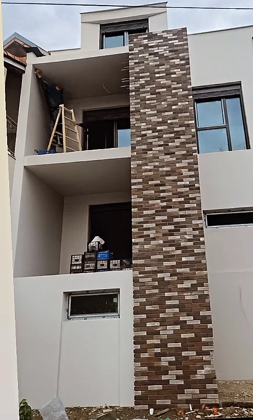 Vertikalni fasadni akcenat od mešane cigle na kući